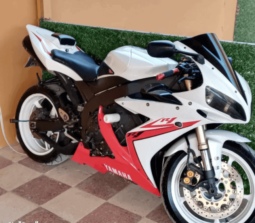 
										2005 Yamaha YZF-R1 full									